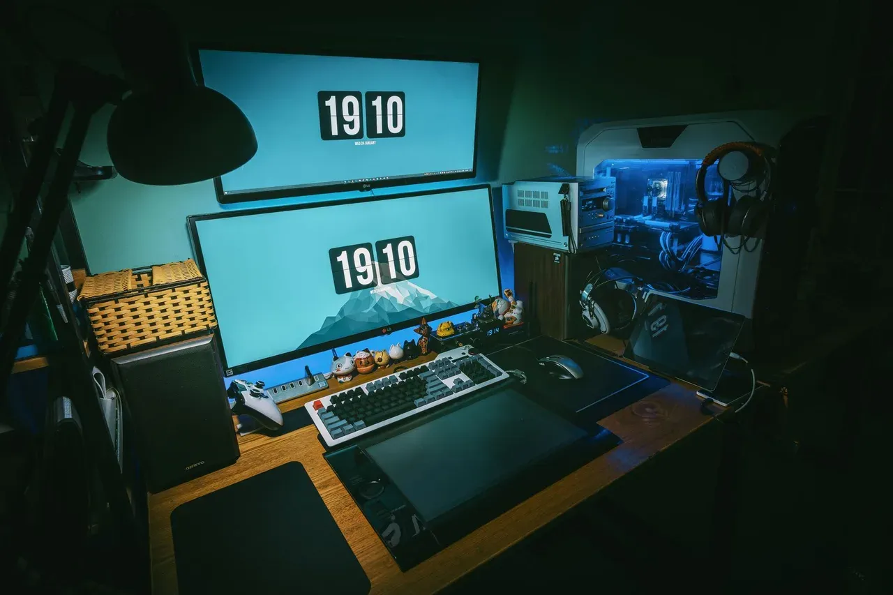 Postazione con PC da gaming e monitor illuminati