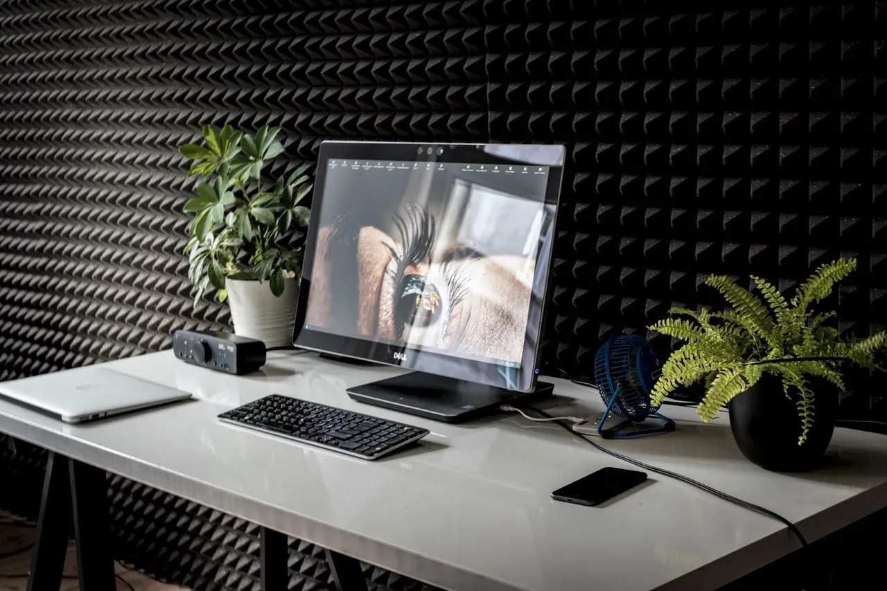 Postazione illustrativa con notebook e computer desktop