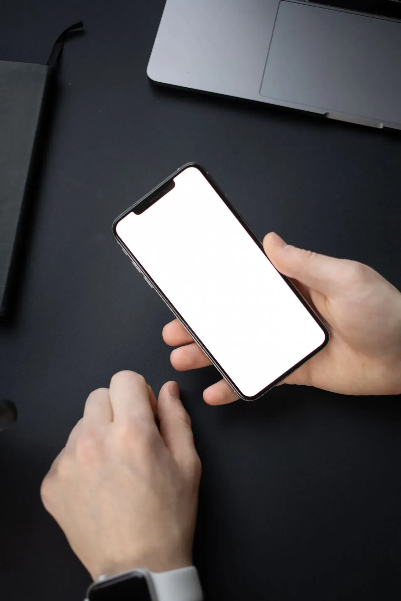 Smartphone tenuto in mano, immagine illustrativa